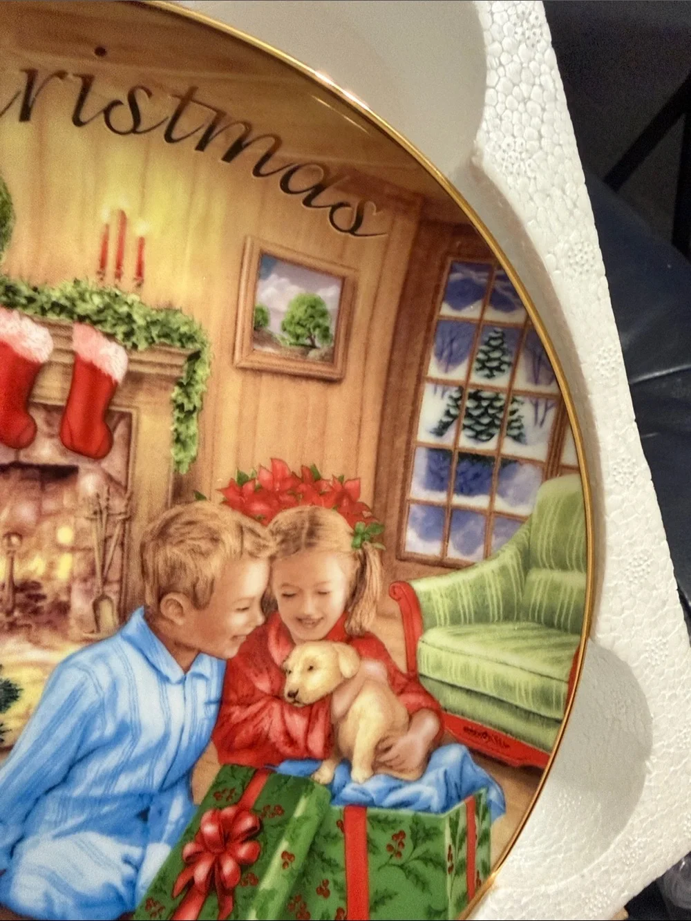 Avon 2009 Holiday Decorative Collector Plate - 22k Hold rim.